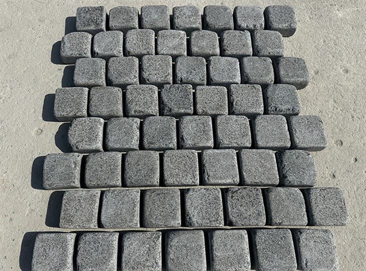 Wiċċ ta 'pavimentar cobble imqaxxar